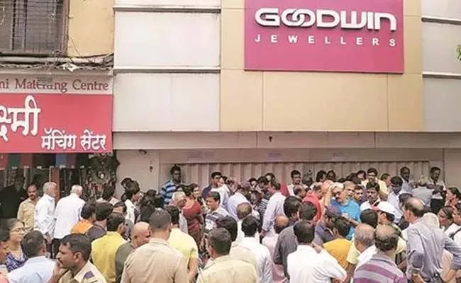 Goodwin jewellery store in Dombivali shuts shop leaves investors in lurch - Sakshi