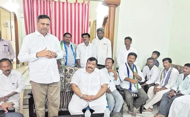 YSRCP Decided To Support TRS Candidate In Huzurnagar By Election - Sakshi