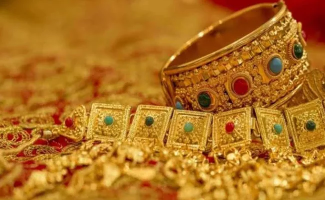 Mumbai Jewellery Store Owners Arrested For Cheating Customers Of Rs. 300 Crore - Sakshi