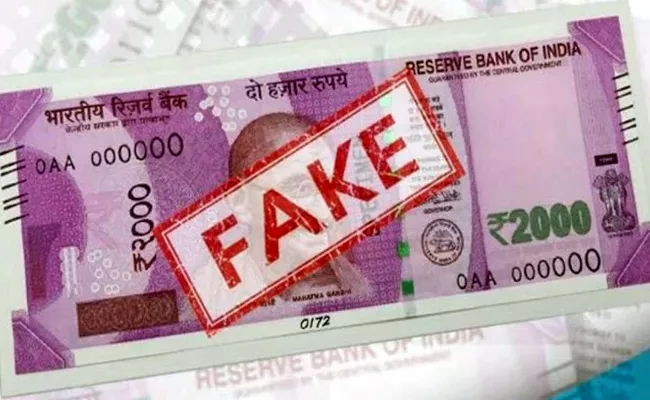 Visakhapatnam Police Have Arrested a Man Who Was Distributing Counterfeit Notes - Sakshi