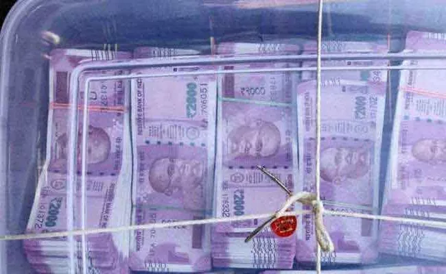 Fake Notes Of Worth Rs 5.44 Lakhs Caught In Surat - Sakshi