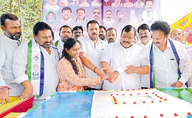 CM YS Jagan Mohan Reddy Birthday Celebrations By Gattu Srikanth Reddy - Sakshi