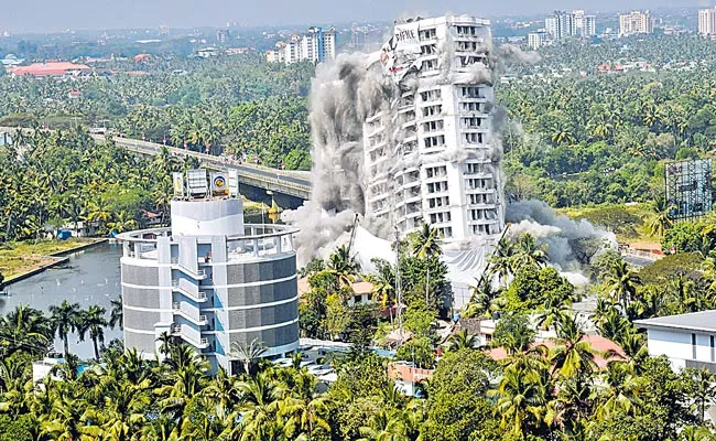 Illegal apartment complex in Kerala brought down - Sakshi