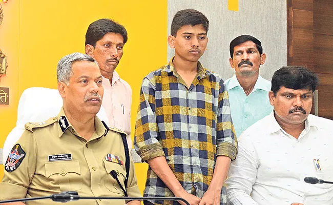 Boy Who Went Missing From Vijayawada Found in Hyderabad - Sakshi