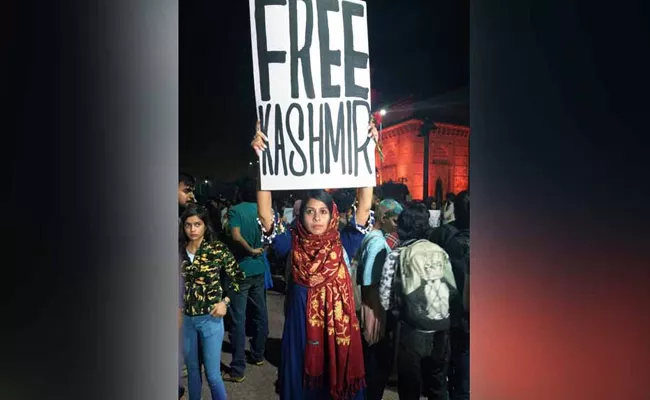 Free Kashmir Placard At Mumbai Protest Case Registered On Woman - Sakshi