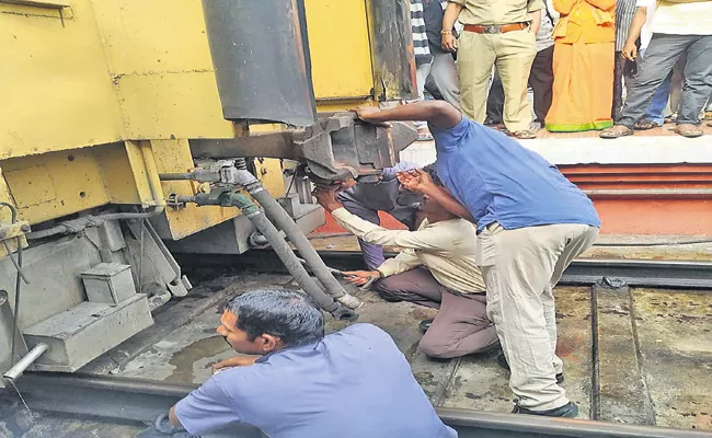 Venkatadri Express Train Escapes From Massive Accident - Sakshi