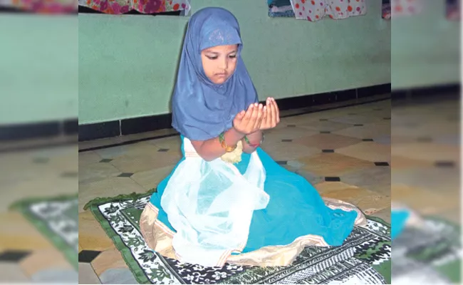 Ramadan Month Muslims Pray For Good Health And Against Corona - Sakshi