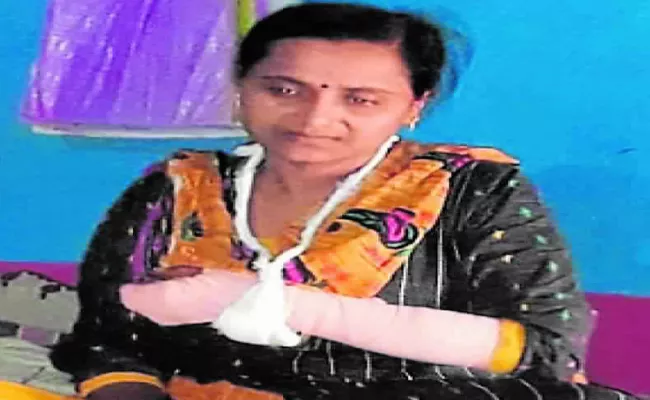 Man Attack ASHA Workers For Not Serving Chicken In Karnataka Quarantine Centre - Sakshi