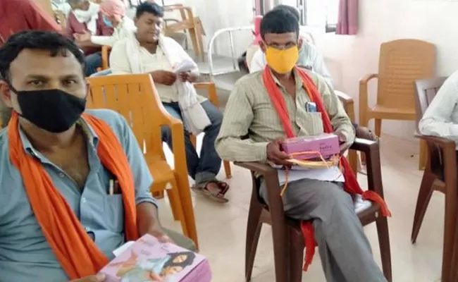 Condoms Distirbution To Quarantined Migrants In Bihar - Sakshi