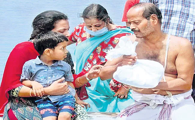 KCR Visitation Colonel Santosh Babu Family At Suryapet On 22nd June - Sakshi
