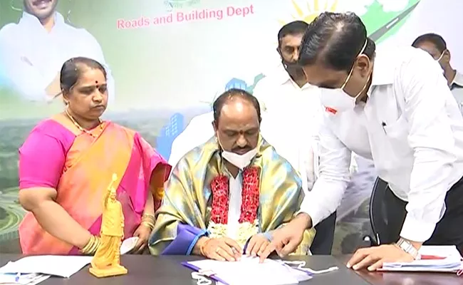 Shankar Narayana Takes Charge As Roads And Buildings Minister - Sakshi