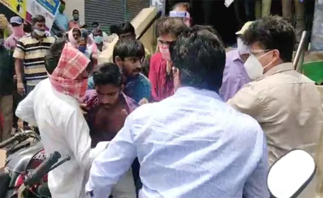 Bank Employees Attack on Formers in Khammam - Sakshi