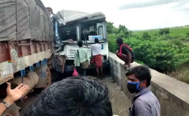 RTC Bus And Lorry Accident In Khammam - Sakshi
