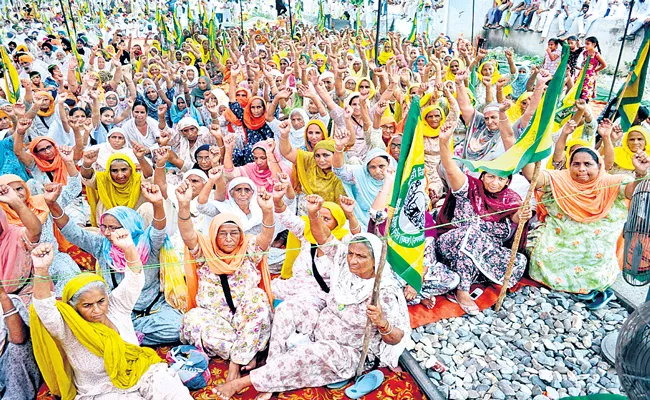 Punjab farmers organise rail roko agitation in protest against FARM Bills - Sakshi