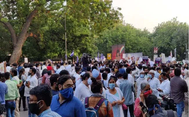 Hang The Guilty Says Arvind Kejriwal At Delhi Protest Over Hathras Case - Sakshi