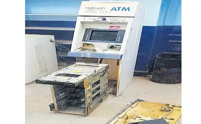 Burglars Theft Money From ATM In Chityal Nalgonda - Sakshi