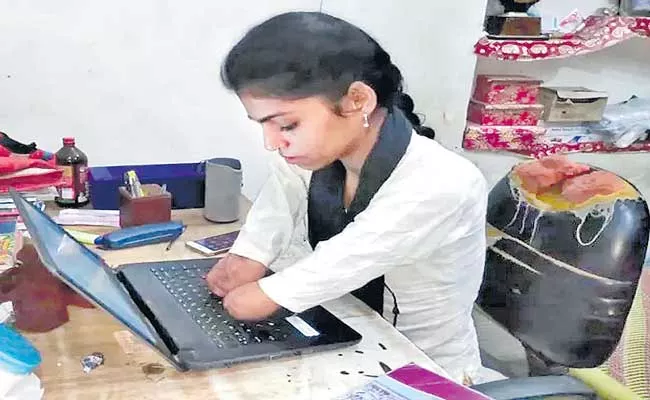 UP Moradabad Woman teaches students with amputated hands - Sakshi