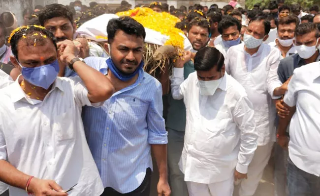Minister Jagadish Reddy At Peddavoora Sarpanch Cremation - Sakshi