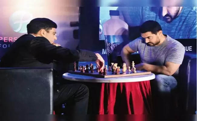 Aamir Khan To Play Exhibition Chess Match With Viswanathan Anand For Covid 19 Relief - Sakshi