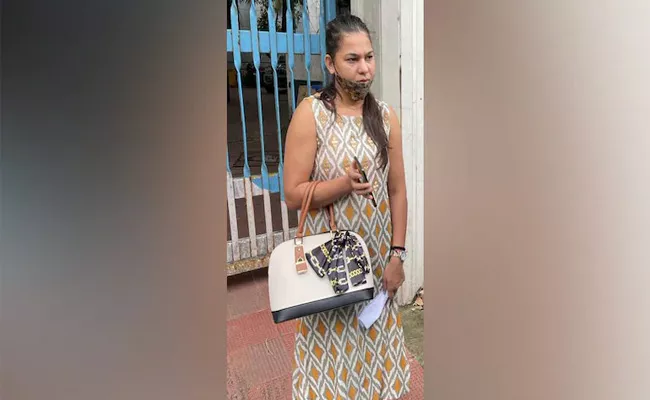 Mumbai Woman Says Her Husband Worked Collection Agent for Pradeep Sharma - Sakshi