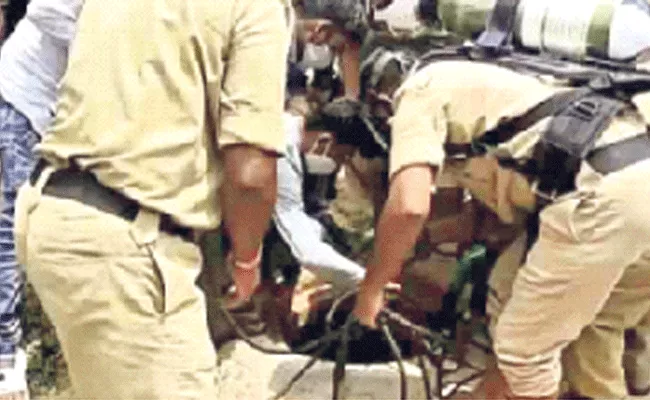 Karnataka: Three Workers Die While Cleaning Manhole In Ramanagara - Sakshi