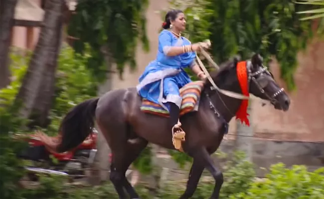 A Video Of An Indian Woman Riding On Horse In Traditional attire Gone Viral - Sakshi