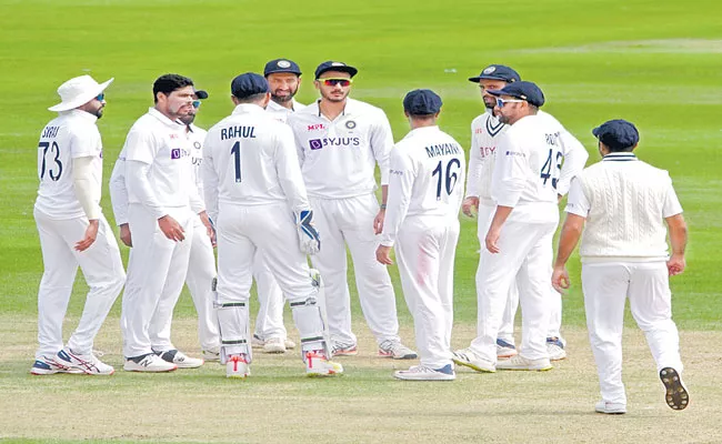 Umesh Yadav leads bowling attack as Indians bowl out County XI for 220 - Sakshi