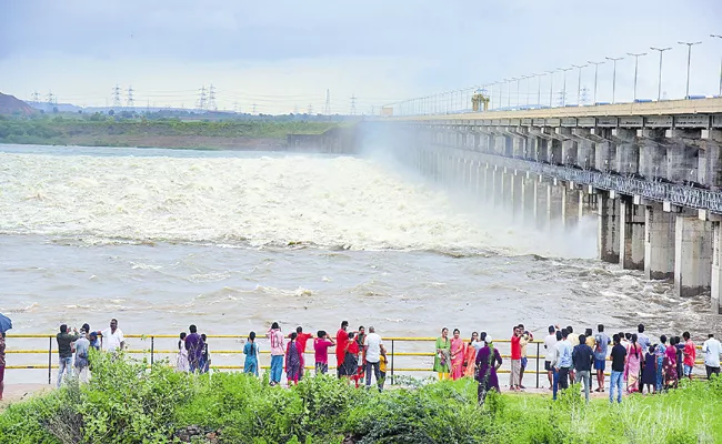 Huge Water Flow In Godavari River With Heavy Rains - Sakshi
