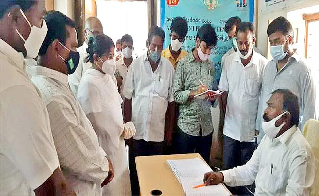 AP: MLA Golla Baburao Gives Warning to PHC Employees In Visakhapatnam - Sakshi