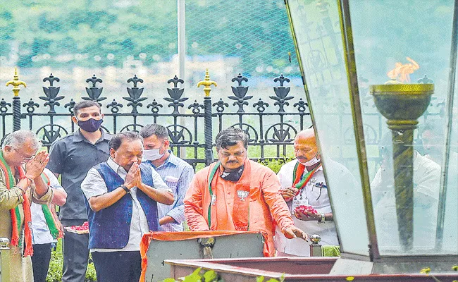 Narayan Rane visits Bal Thackeray Memorial, Raise Political Heat - Sakshi