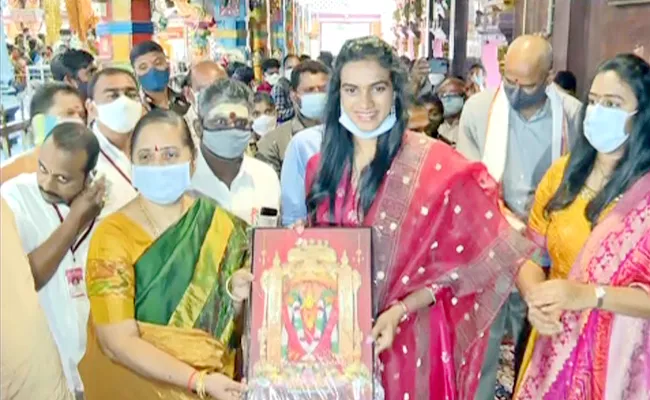 PV Sindhu Along With Family Visits Vijayawada Kanakadurga Temple - Sakshi