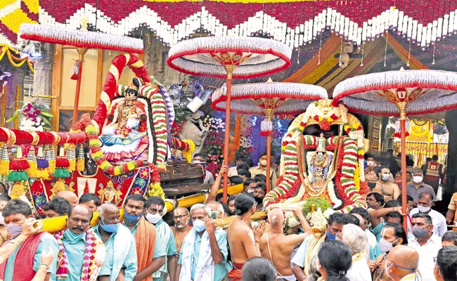 Malayappa Swamy On Garuda Seva Salakatla Brahmotsavam - Sakshi