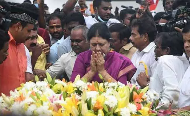 V K Sasikala Visits Jayalalithaa Memorial after 5 years - Sakshi