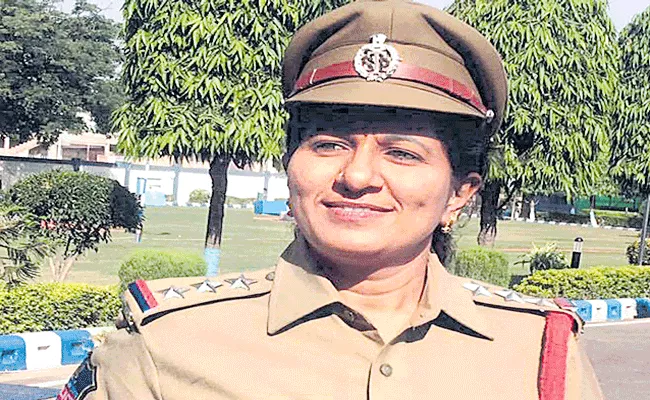 Telangana police officer Pedda Reddy Seetha reddy received UNO award - Sakshi