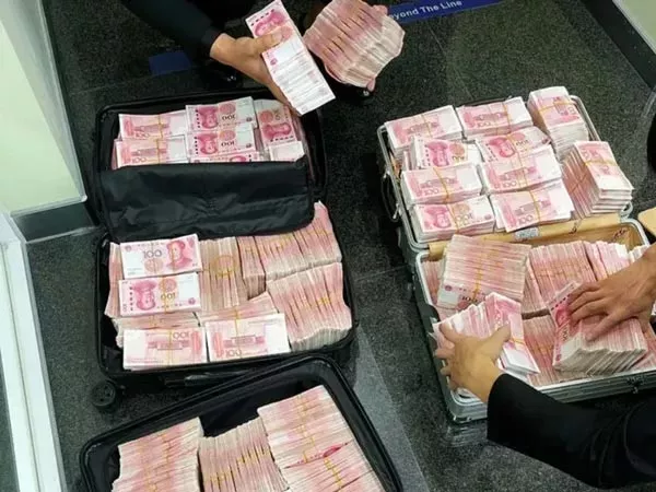 China: Millionaire Withdraws Rs 5.8 Crore Bank Asked To Wear Face Mask - Sakshi
