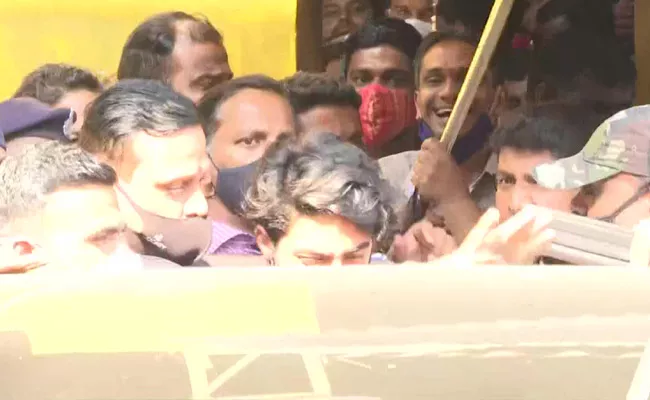 Aryan Khan Released From Arthur Road Jail After 28 Days - Sakshi