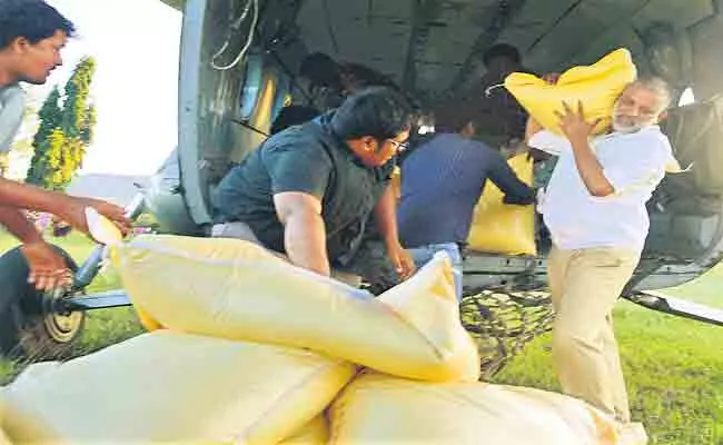 CheviReddy Bhaskar Reddy Lift Bags In Flood Relief Camp - Sakshi