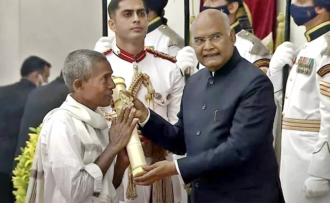 Orange Seller Harekala Hajabba Receives Padma Shri Award - Sakshi