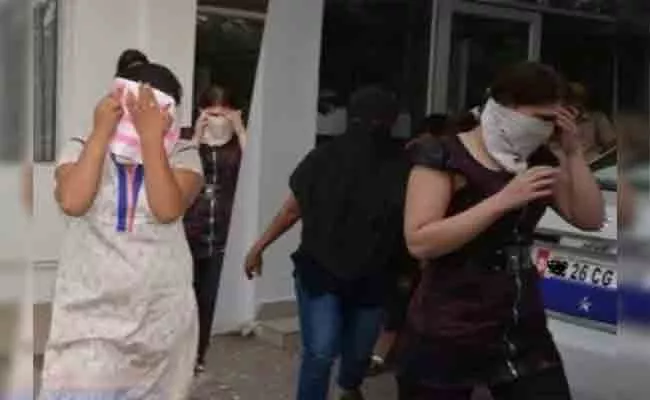 Police Raid On Massage Center Kushaiguda Hyderabad - Sakshi