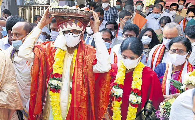 CJI NV Ramana couple in presence of Vijayawada Durgamma Temple - Sakshi