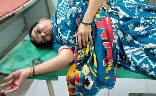 Man Brutally Attacks On Wife Husband In Kurnool - Sakshi