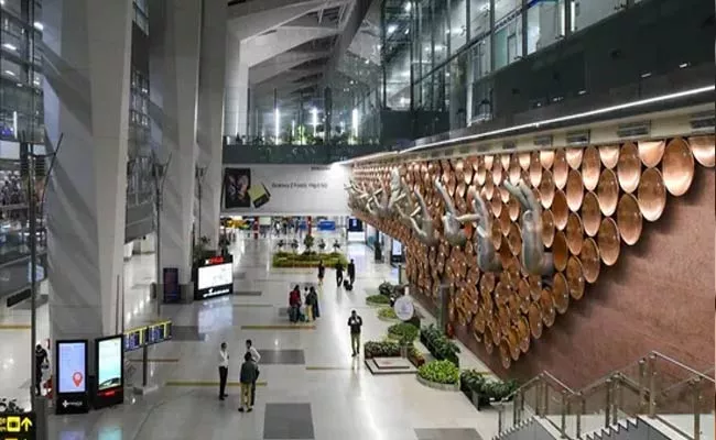 Man Posed Student Duped Hundreds IGI Airport Says Missed Flight - Sakshi
