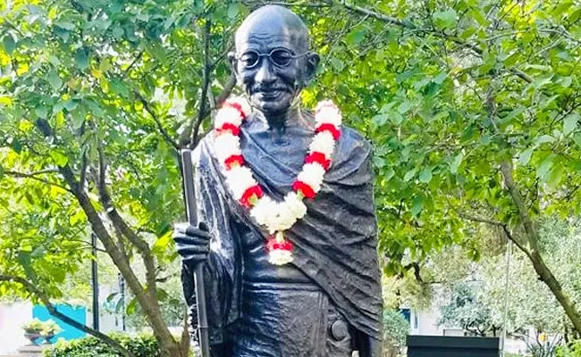 Mahatma Gandhi statue in New York City Vandalised - Sakshi