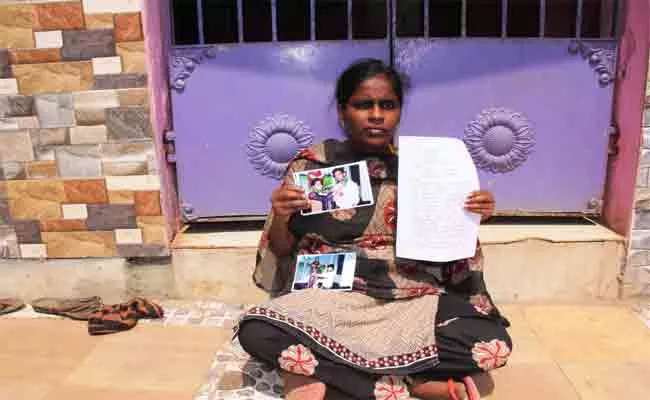 Young Woman in Front of Husbands House is Worried at Tiruvallur - Sakshi