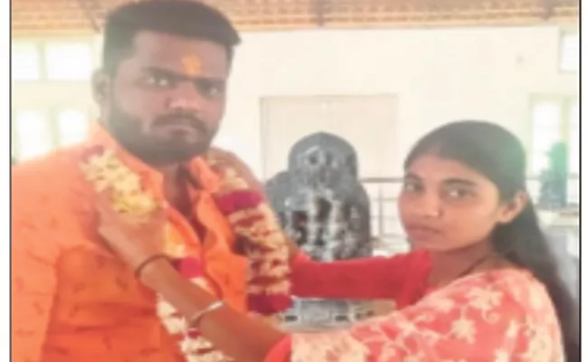Car Driver Marriage With College Student Karnataka - Sakshi