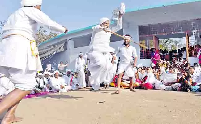 Nagoba Jatara Of Mesrams Bethala Dance In Adilabad - Sakshi
