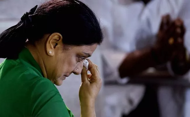 Sasikala Plea Against Expulsion Rejected By Chennai Court - Sakshi