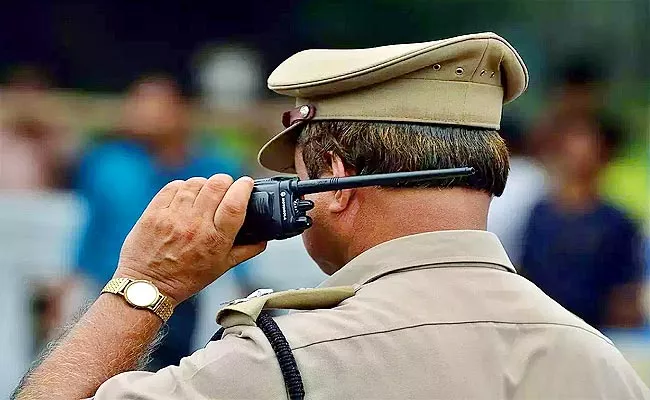 Drunk Constable Slaps Two Blind Men Breaks Their Walking Sticks In Tamil nadu - Sakshi