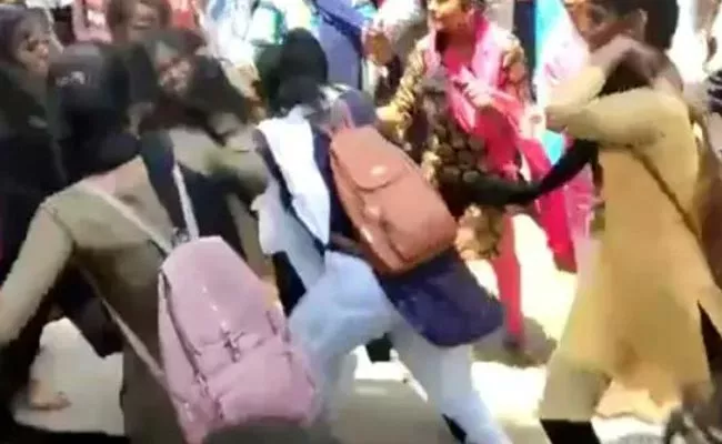 Quarrel Among School Girls Turns Violent in Madurai - Sakshi