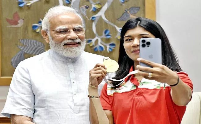 World Champion Nikhat Zareen Takes Selfie With-PM Narendra Modi Viral - Sakshi
